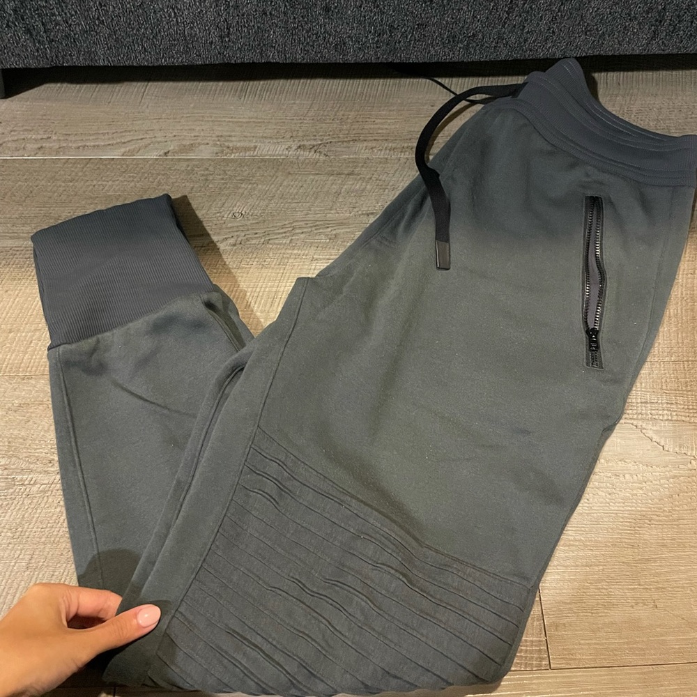 Men’s Alo Yoga Moto Sweatpant Size Large